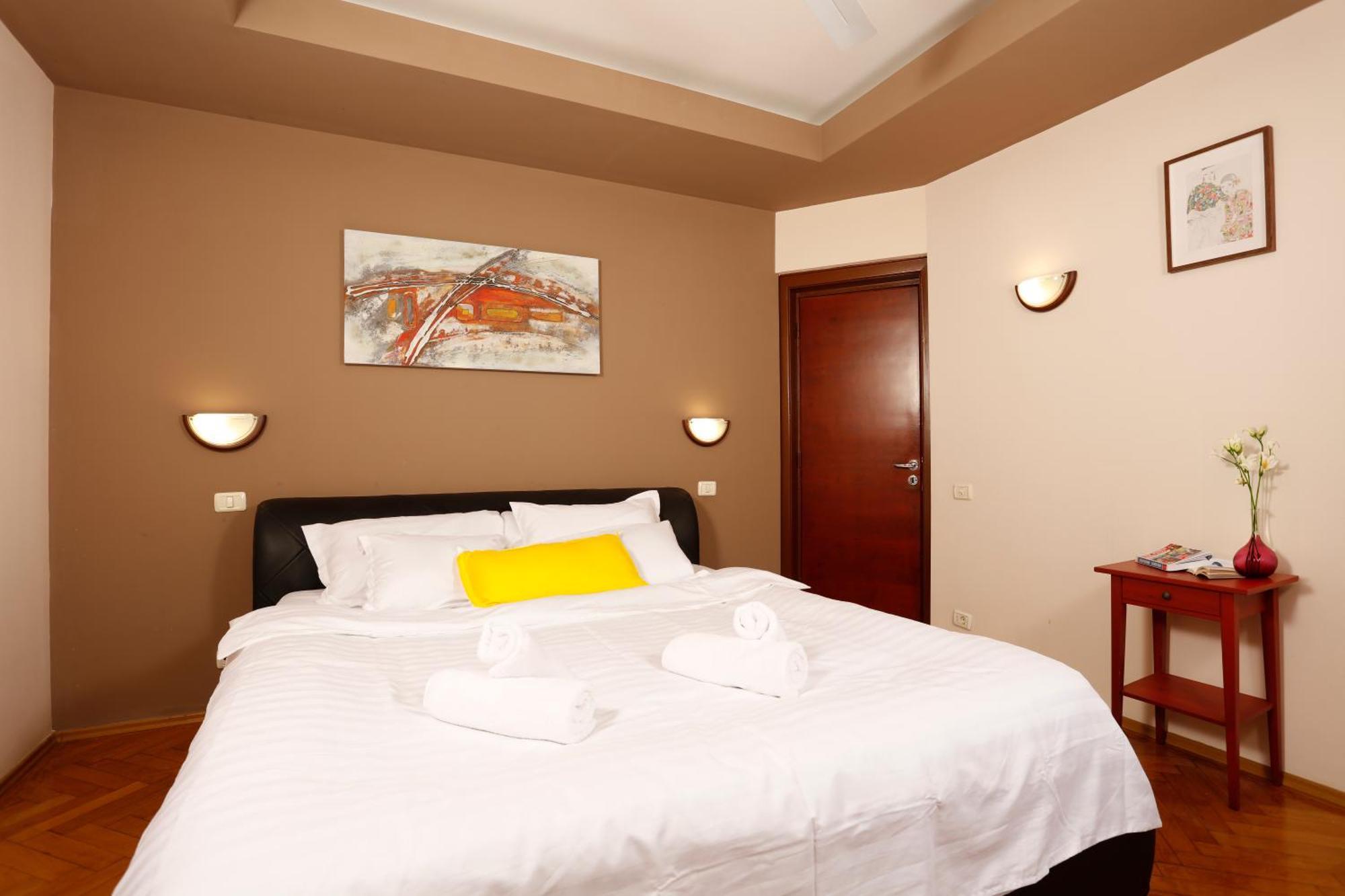Peaceful Getaway - Generous 3-Bedroom Sanctuary - Close To Historic Old Town Bucarest Exterior foto