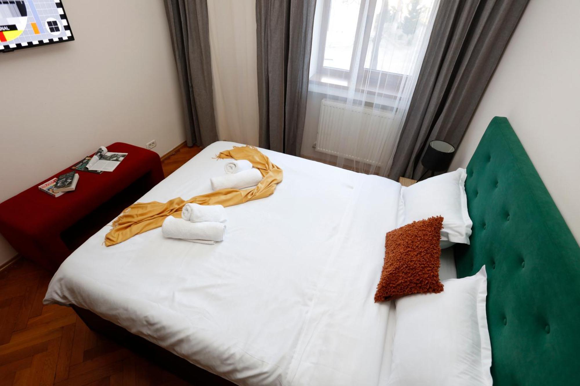 Peaceful Getaway - Generous 3-Bedroom Sanctuary - Close To Historic Old Town Bucarest Exterior foto