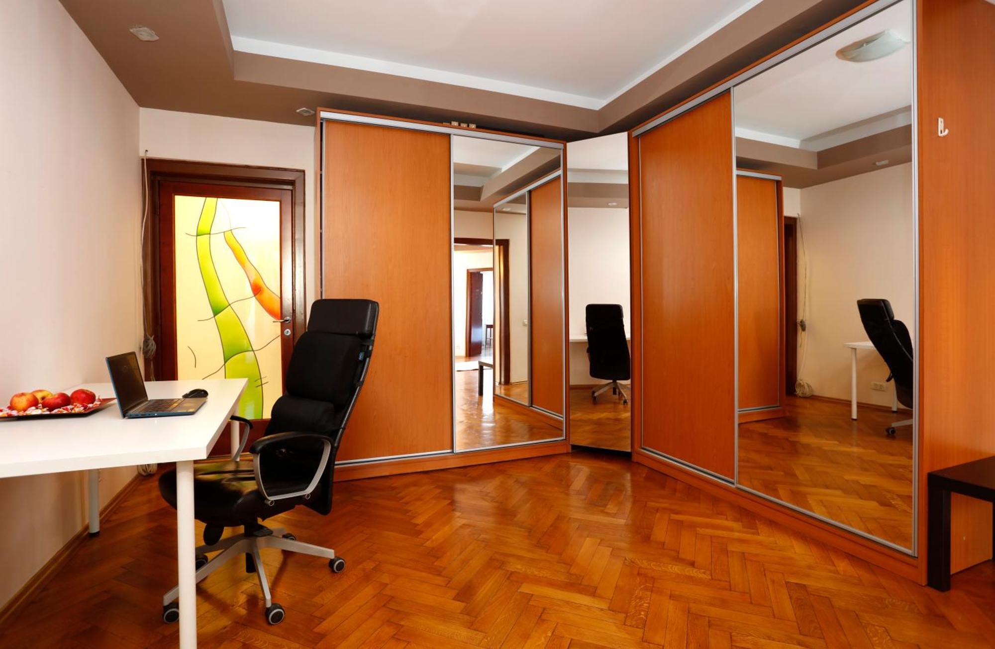 Peaceful Getaway - Generous 3-Bedroom Sanctuary - Close To Historic Old Town Bucarest Exterior foto
