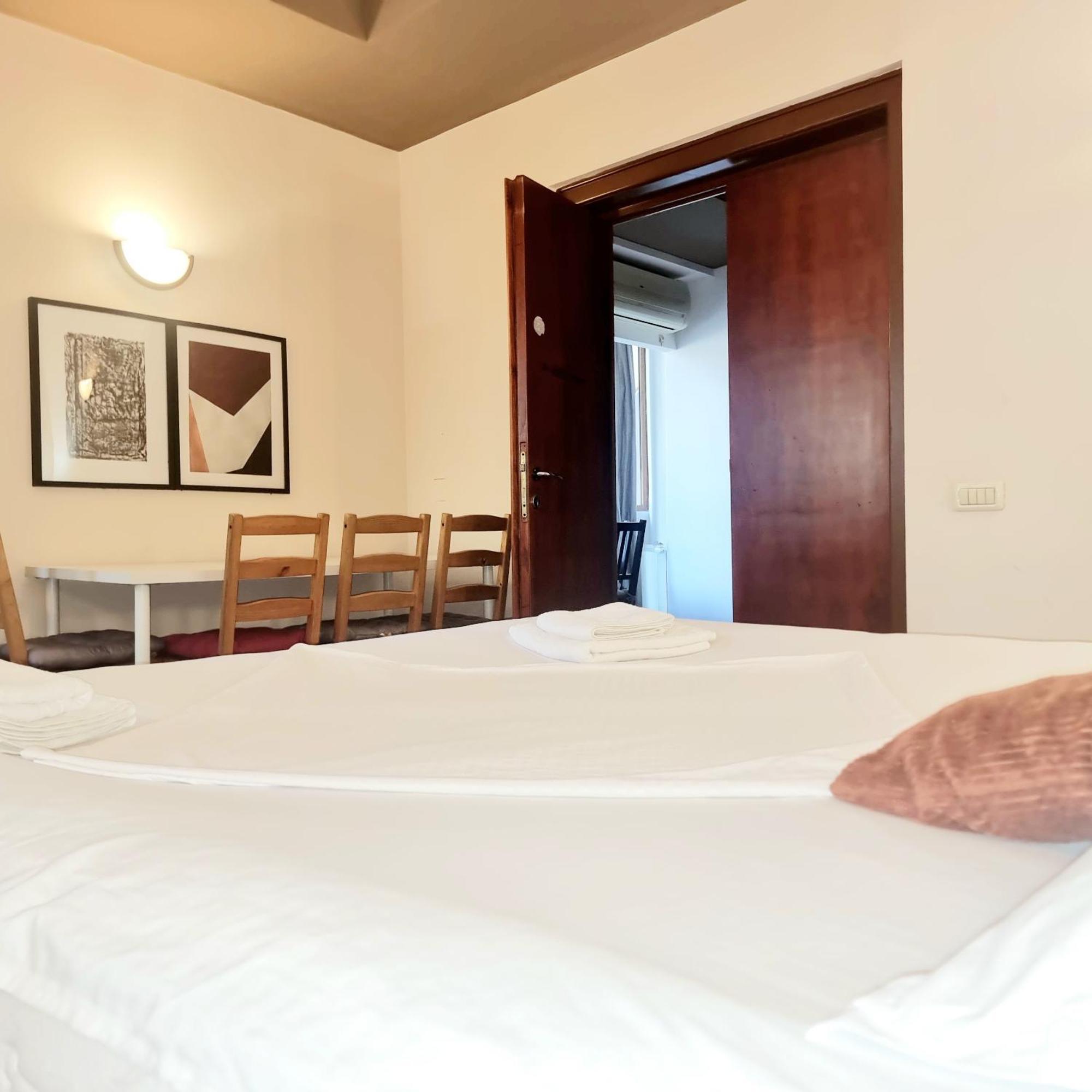 Peaceful Getaway - Generous 3-Bedroom Sanctuary - Close To Historic Old Town Bucarest Exterior foto