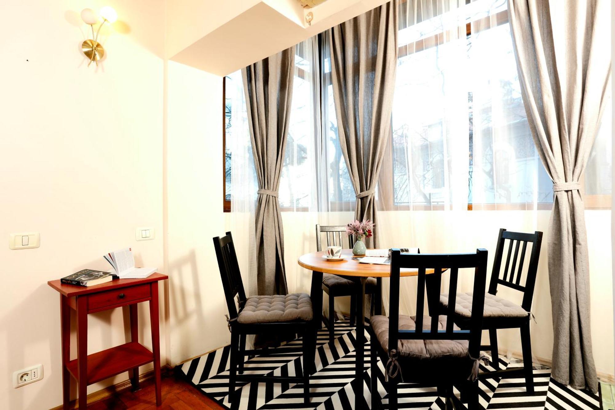 Peaceful Getaway - Generous 3-Bedroom Sanctuary - Close To Historic Old Town Bucarest Exterior foto