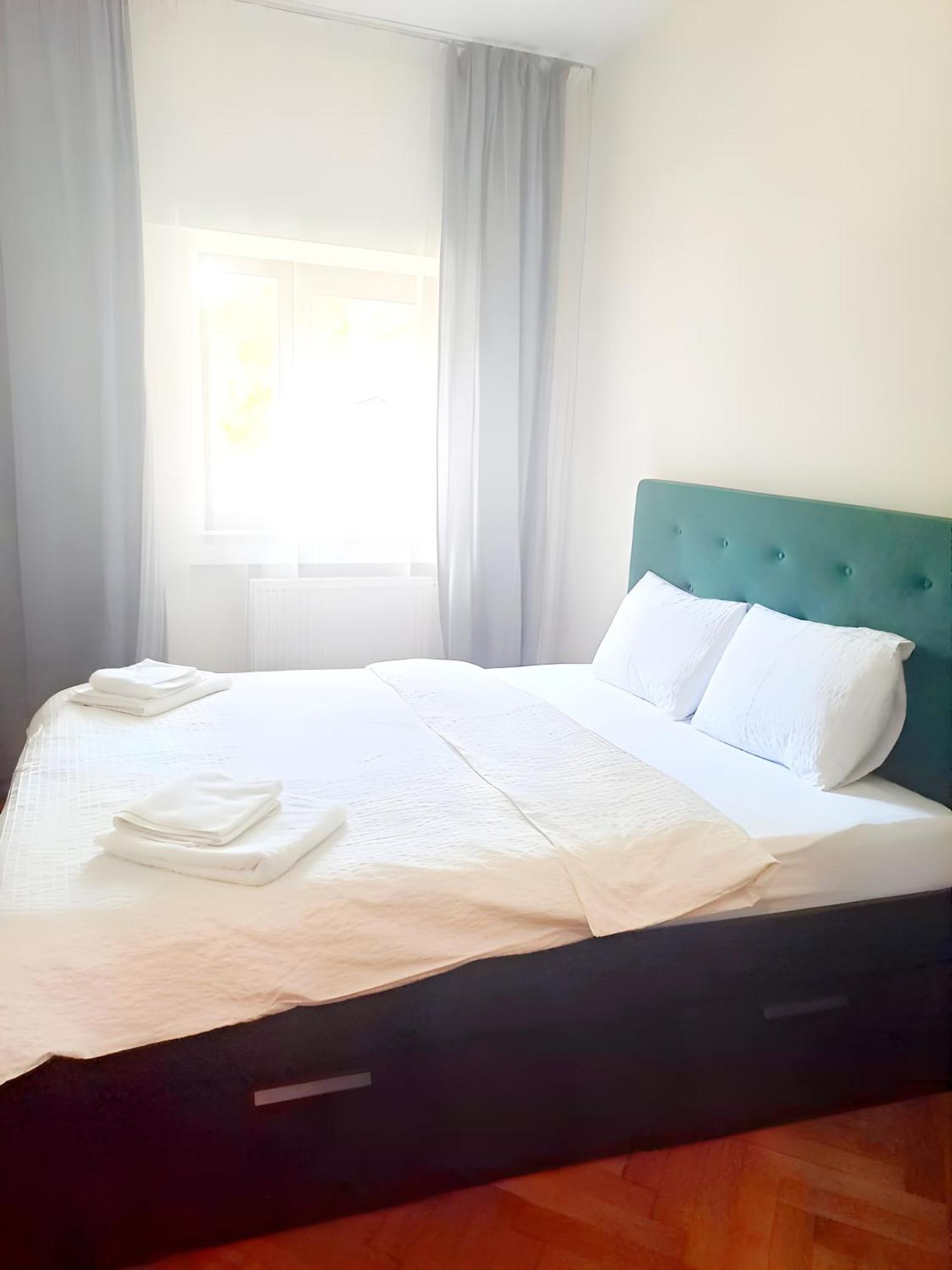 Peaceful Getaway - Generous 3-Bedroom Sanctuary - Close To Historic Old Town Bucarest Exterior foto